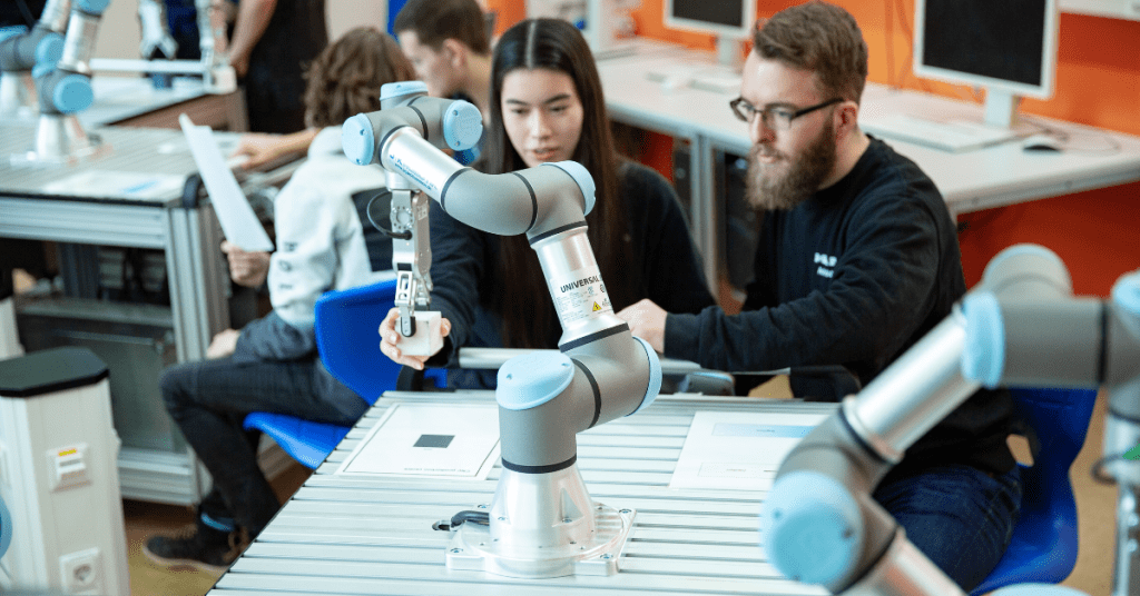 Sesión de formación de operarios para el manejo y mantenimiento de cobots.
