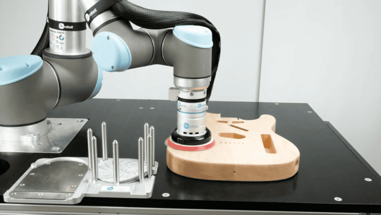 Robot colaborativo de Universal Robots con gripper lijadora de OnRobot.